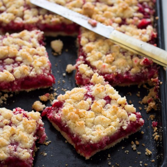 Streusel Cake with Red Currants