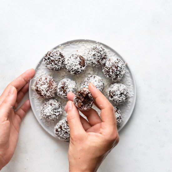 Plums & Dates No Bake Energy Balls