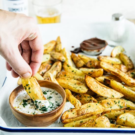 Baked potato wedges with yogurt