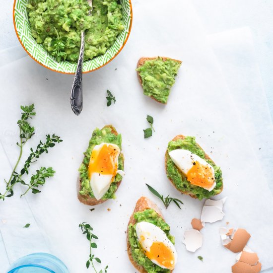 Avocado & Peas Toast With Eggs