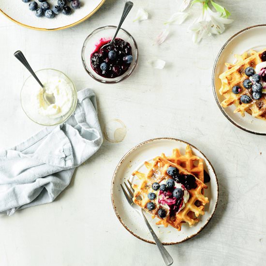 Crispy waffles with blueberries