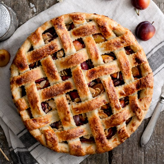 Plum pie with almonds