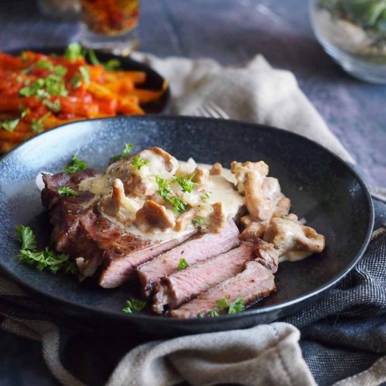 Easy steak with chanterelle sauce