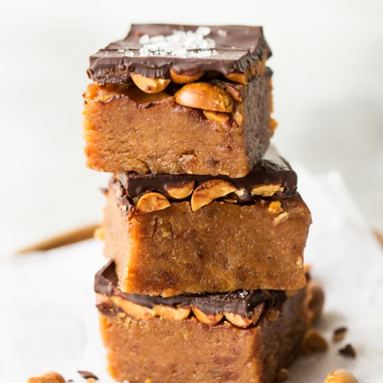 Vegan peanut and date fudge