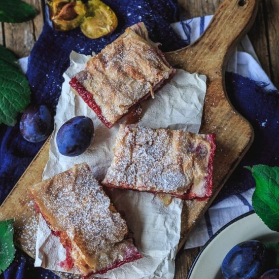 Phyllo pie with plums and semolina