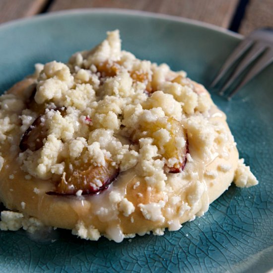 Fluffy Plum Crumble Buns