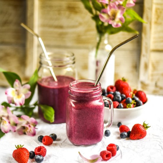 Energizing Berry Maca Smoothie