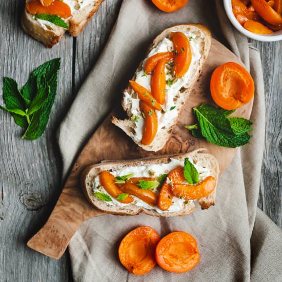 Caramelized Apricot Bruschetta