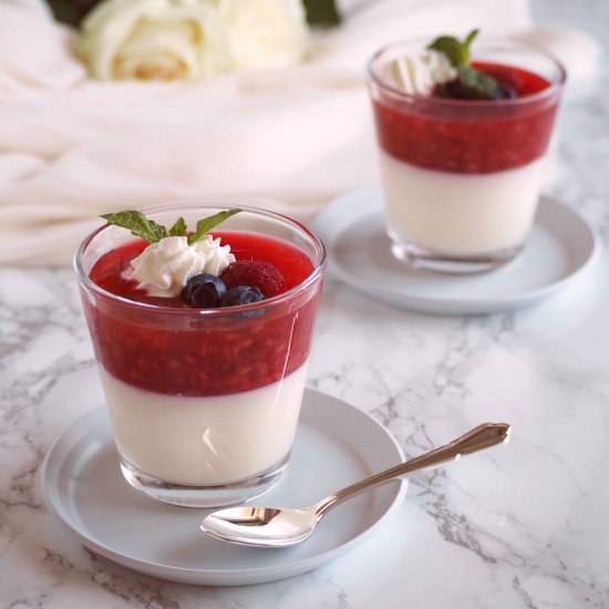 Berry & Vanilla Dessert Soup