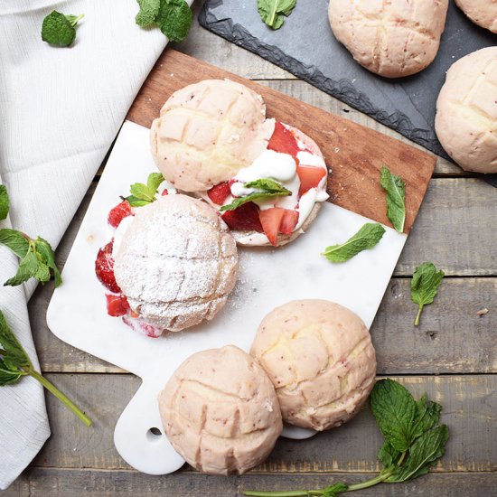 Strawberry shortcake melon pan