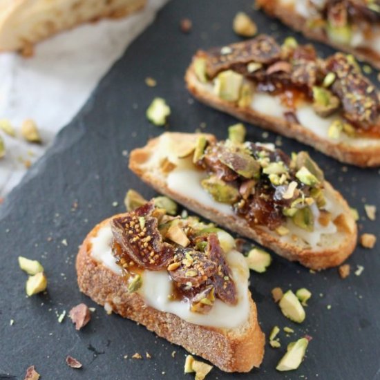 Baked Brie Crostini with Figs