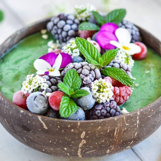 Green power smoothie bowl