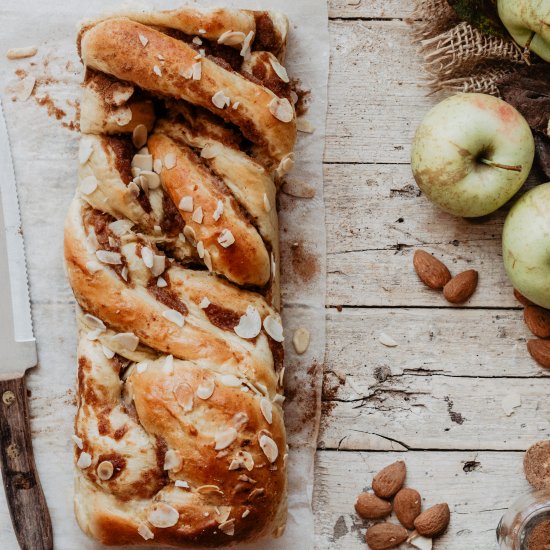 APPLE CINNAMON BABKA