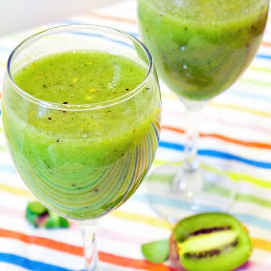 Green smoothie with a hand blender