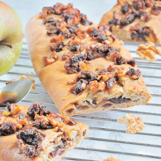 Apple bun with caramelized walnuts