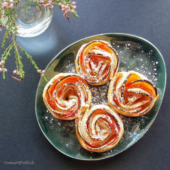 Apple roses with honey and cinnamon