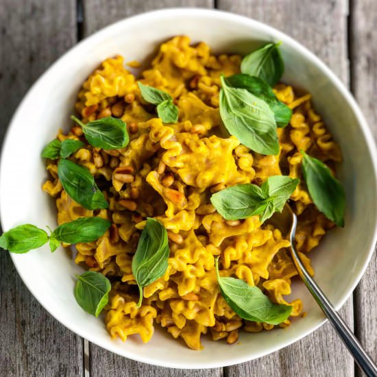 creamy vegan pumpkin pasta “alfredo