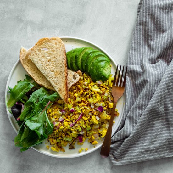 SIMPLE VEGAN TOFU SCRAMBLE