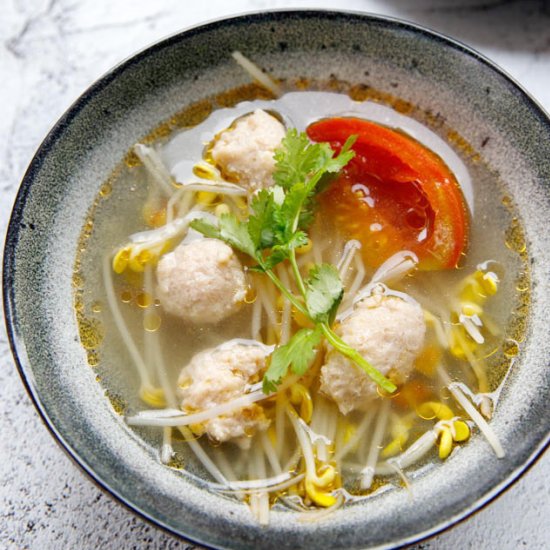 Bean Sprouts Soup with Meatballs