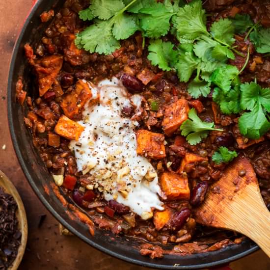 Lentil chilli with walnuts