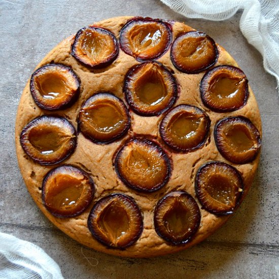 Cinnamon cake with plum