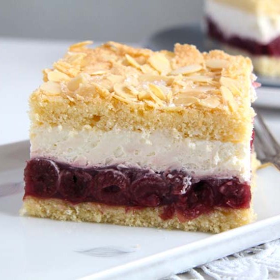 Creamy Cheesecake with Cherries