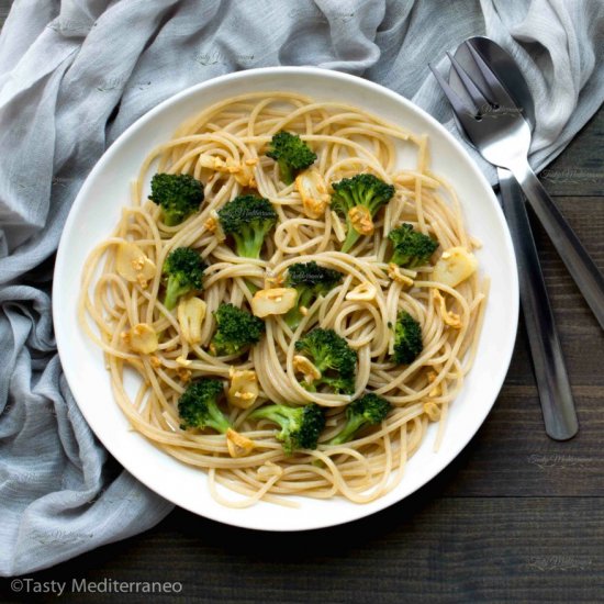 Spaghetti aglio olio with broccoli