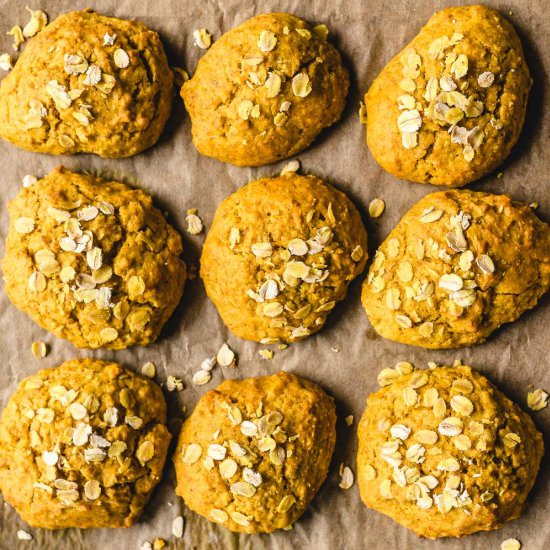 Vegan no-knead cheesy bread rolls