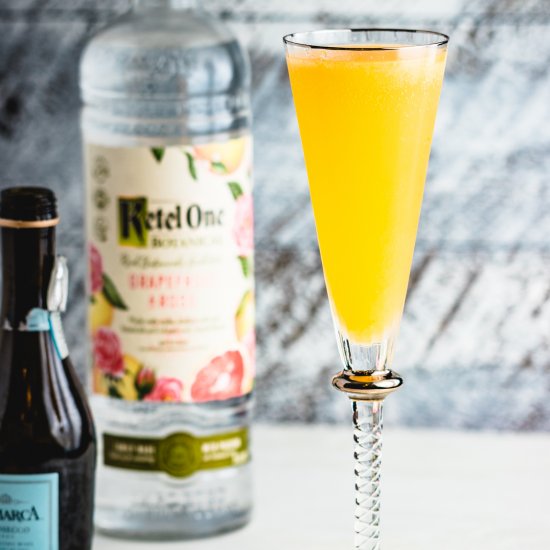 Bellini With Grapefruit Rose