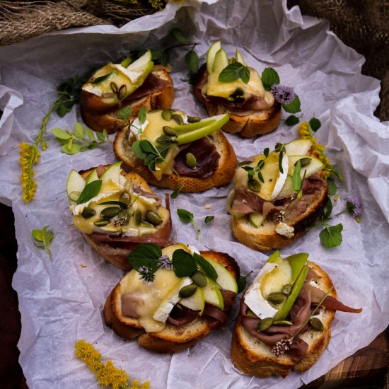 Apple Prosciutto Brie Crostini