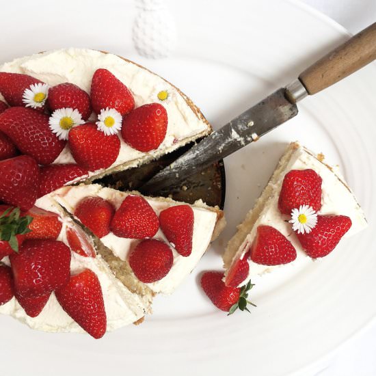 Easy Strawberry and Cream Cake