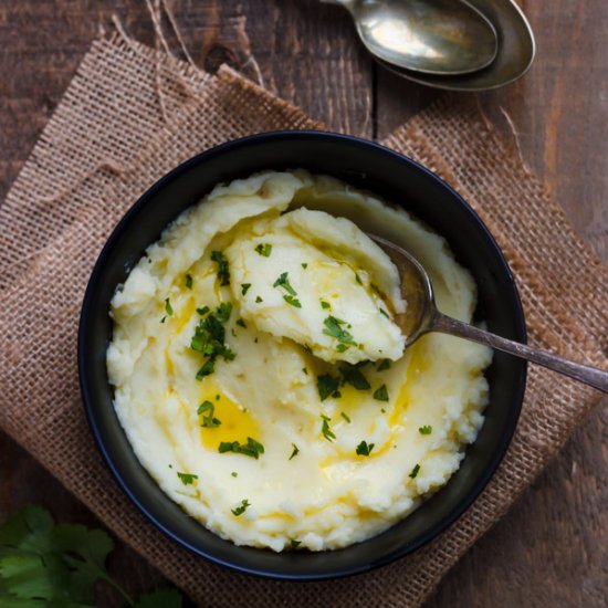 Fluffy garlic mashed potatoes