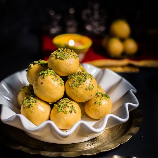 Besan ke ladoo