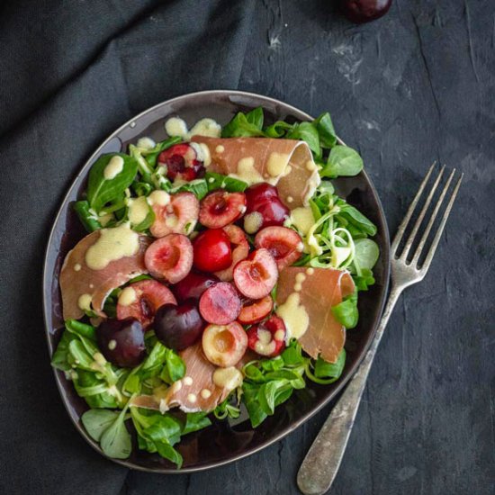 Salad with cherries and Serrano ham