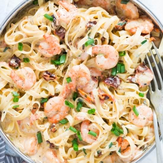 Garlic Shrimp Pasta in Creamy Sauce