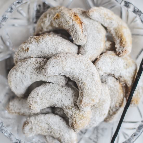 VANILLA CRESCENT COOKIES