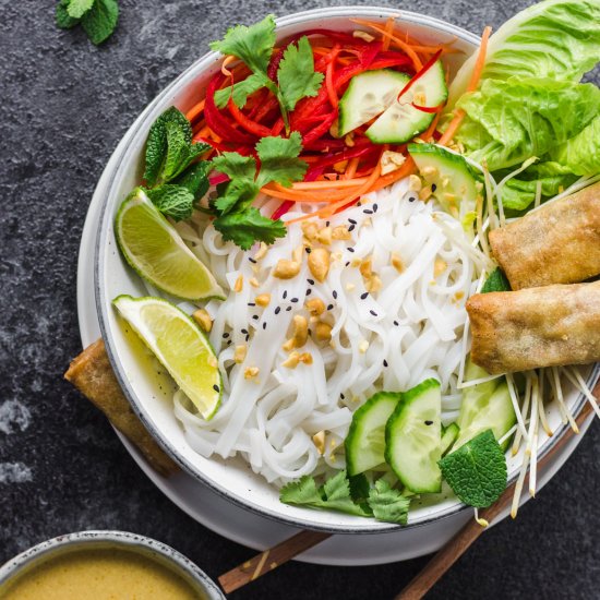 Asian Noodle-Bowl with Curry Sauce