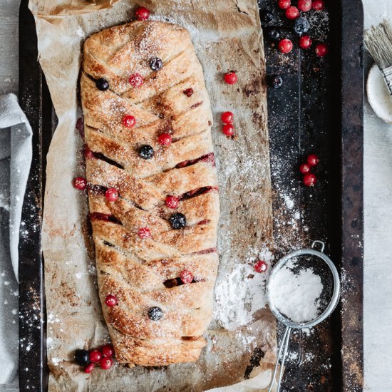 BERRY STRUDEL WITH APPLES