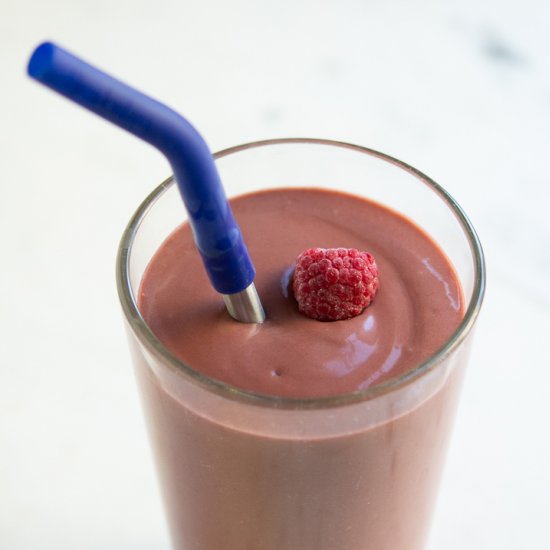 AVOCADO BERRY AND COCOA SMOOTHIE