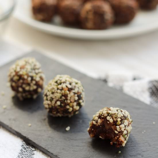 Vegan hemp dates bites