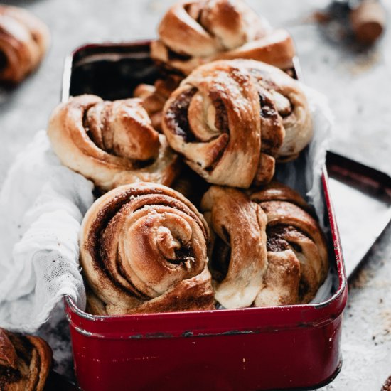 EASY CINNAMON KNOTS