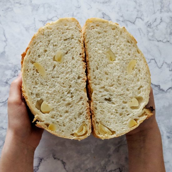 No Knead Garlic and Rosemary Loaf