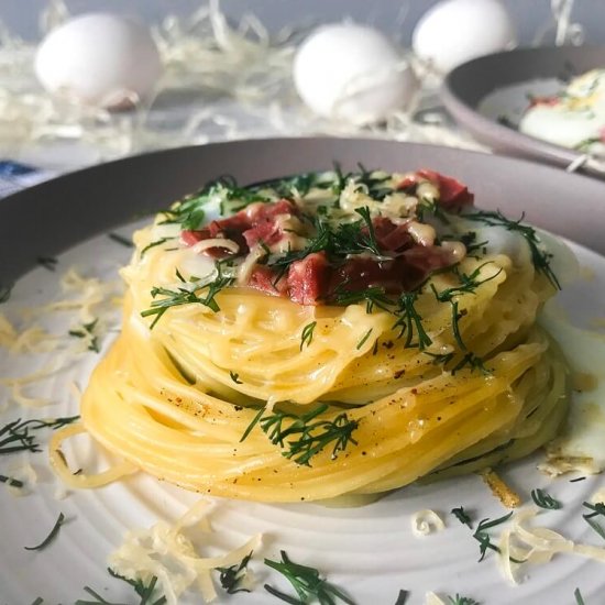 Capellini nests with a liquid egg