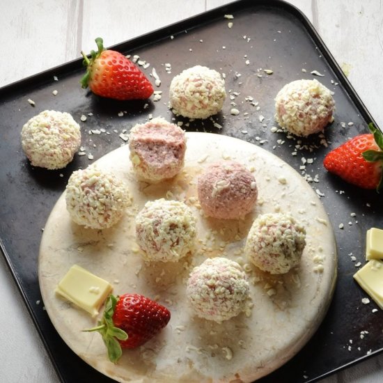 Healthy Strawberry Cheesecake Bites