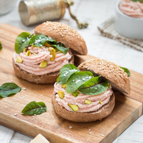 Mortadella mousse burgers