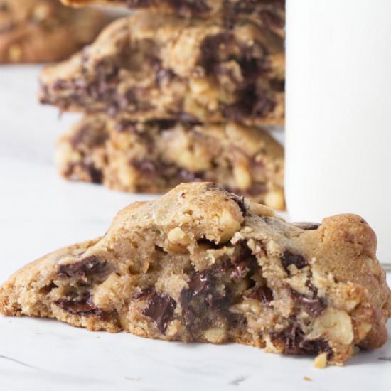 levain bakery chocolate chip cookie