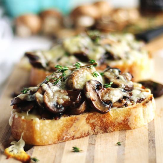 Cheesy mushrooms on toast