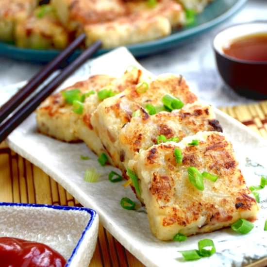 Turnip cake (lo bak gou / 蘿蔔糕)