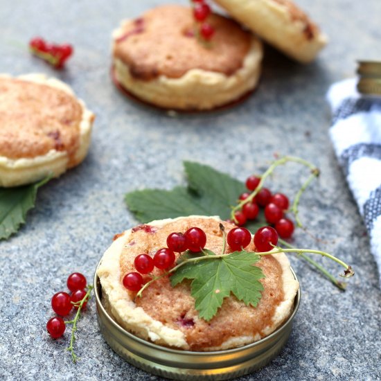 Red currants & almond mini pies