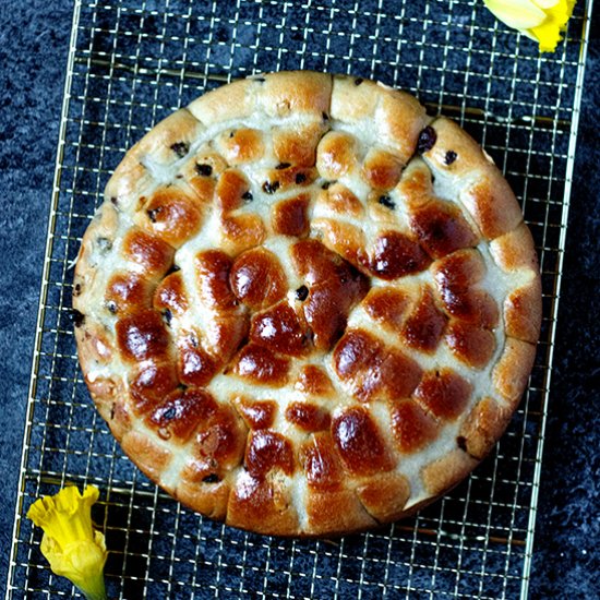 Hot Cross Bun Tear n Share Loaf